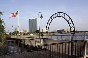 Archivo:Boardwalk at Lake Charles, Louisiana