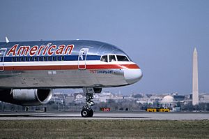 Archivo:Boeing 757-223, American Airlines AN0290718