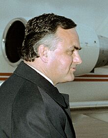 Canadian Governor General Ray Hnatyshyn greeted by NORAD deputy commander-in-chief LGEN Robert W. Morton (cropped).jpg
