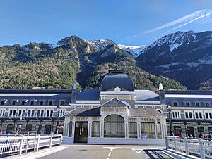 Archivo:Canfranc Estación. Puerta de acceso