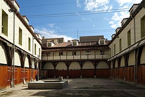 Archivo:Centro Cultural La Corrala, fachada, patio