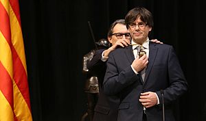 Archivo:El president Mas imposa la medalla al president Puigdemont