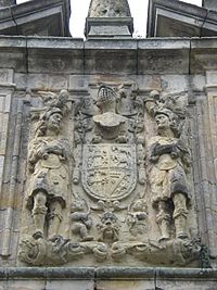 Archivo:Escudo en Los Cuetos, Sobremazas, Cantabria, Spain