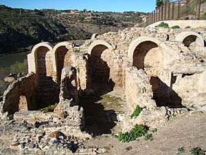 Archivo:España - Toledo - Baño Árabe 001