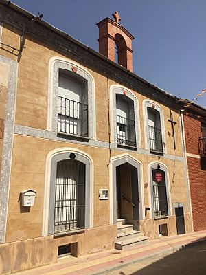 Archivo:Exterior de la Iglesia Anglicana del Santo Espíritu (Villaescusa, Zamora, 2018)