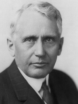 Archivo:Frank Billings Kellogg, half-length portrait, facing front LCCN90709247 (3x4q)