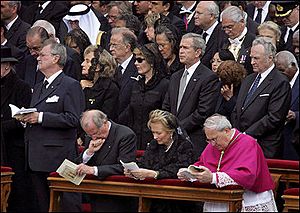 Archivo:George W. Bush John Paul II funeral