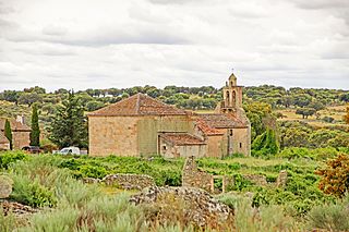 Iglesia parroquial de San Juan Evangelista en Pozos del Hinojo en la dehesa.jpg