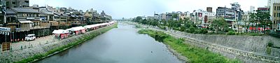 Archivo:Kamo River Kyoto