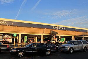 Archivo:LaGuardia Airport - panoramio