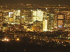Archivo:La Défense desde la Torre Eiffel noche