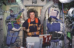 Archivo:Lucid on Treadmill in Russian Mir Space Station - GPN-2000-001034