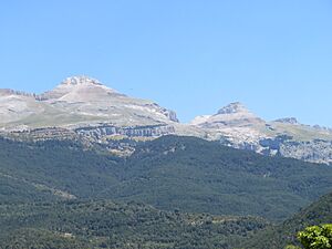 Archivo:Macizo Collarada, a 2886 metros de altura máxima (Villanúa, La Jacetania, Pirineo Aragonés