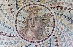 Archivo:Mosaic floor opus tessellatum detail Gorgone NAMA Athens Greece