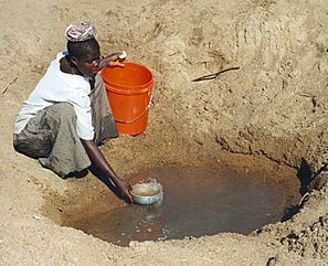 Archivo:Mwamongu water source
