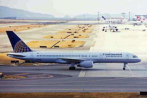 Archivo:N17126 B757-224 Continental (op for CO Micronesia) KIX 11JAN99 (6687098163)