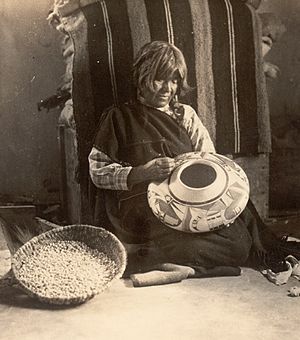 Archivo:Nampeyo with one of her Sikyatki-inspired vessels, ca. 1908–1910. Hopi, Arizona. Photo by Charles M. Wood. P07128