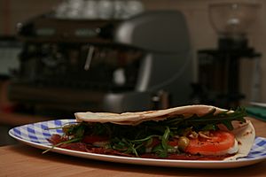 Archivo:PiadinaBrasaola