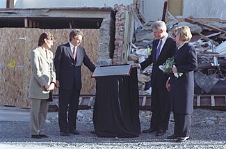 Archivo:President Bill Clinton, First Lady Hillary Clinton, British Prime Minister Tony Blair and wife Cherie Blair unveil a plaque at the site of the Omagh bombing, in Omagh, Northern Ireland