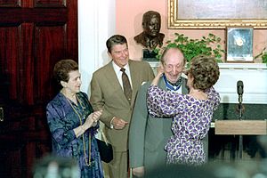 Archivo:President Reagan and Nancy Reagan present Pianist Vladimir Horowitz with the Medal of Freedom in the Roosevelt room