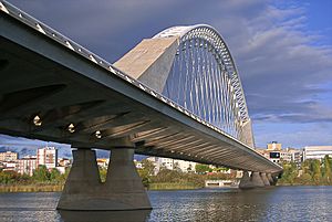 Archivo:Puente Lusitania sobre el río Guadiana, Mérida