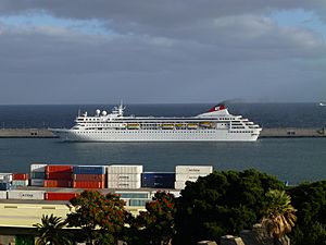 Archivo:Puerto de Santa Cruz de Tenerife, España, crucero BRAEMAR