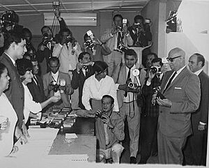 Archivo:Raúl Leoni votando en 1963
