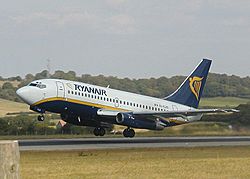Archivo:Ryanair B737-204 (EI-CJG) departing Bristol International Airport (1)