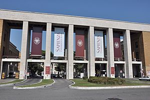 Archivo:Sapienza entrance (20040201351)