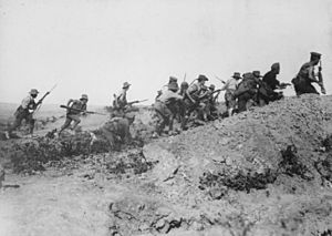 Archivo:Scene just before the evacuation at Anzac. Australian troops charging near a Turkish trench. When they got there the... - NARA - 533108