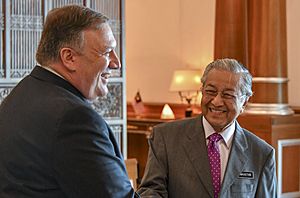Archivo:Secretary Pompeo and Malaysian Prime Minister Mahathir Mohamad (42910851015)
