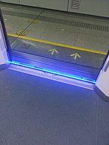 Archivo:Shenzhen Metro blue LED warning light between trains and platform