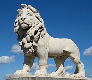Archivo:South Bank Lion (5809599144) (cropped)