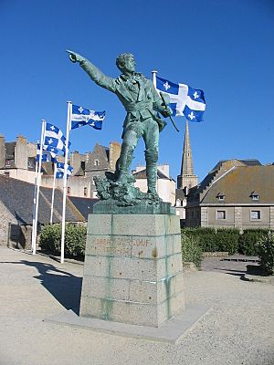 Archivo:Statue Surcouf Caravaniez Saint-Malo France