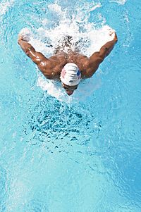Nadador realizando el estilo mariposa.