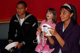 Archivo:US Navy 100510-N-0869H-157 A girl plays a video game at Sacred Heart Children's Hospital