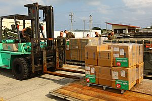 Archivo:US Navy 110312-M-KA277-020 Marines assigned to III Marine Expeditionary Force (III MEF) load humanitarian assistance supplies and personnel aboard