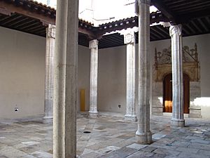 Archivo:Valladolid museo escultura Patio menor de entrada