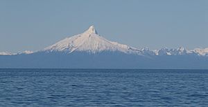 Archivo:Volcán Corcovado y golfo Corcovado
