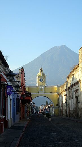 Volcan y Arco de Santa Catalina.jpg