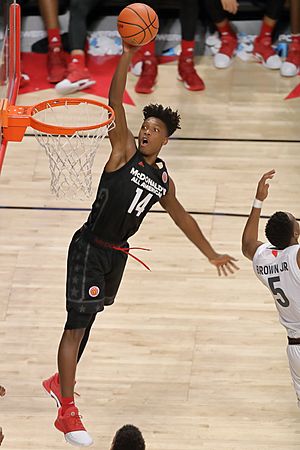 Archivo:20170329 MCDAAG Lonnie Walker IV above the rim