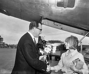 Archivo:Aankomst France Gall op Schiphol, Bestanddeelnr 917-7830