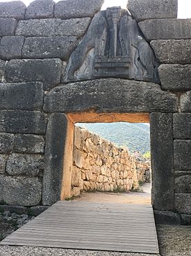 Archivo:Acceso Puerta de los Leones (Micenas, Grecia). Lions Gate (Mycenae, Greece)