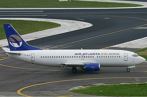 Archivo:Air Atlanta Icelandic Boeing 737-300QC Menten