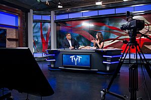 Archivo:Ana Kasparian and Cenk Uygur hosting The Young Turks (26942061744)