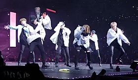 Archivo:BTS performing "Spring Day" during the BTS Live Trilogy Episode III The Wings Tour in Anaheim, 2 April 2017 04