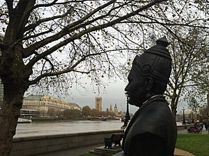 Archivo:Bronze bust of Basaveswara on Albert Embankment in London, facing Parliament