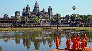 Archivo:Buddhist monks in front of the Angkor Wat