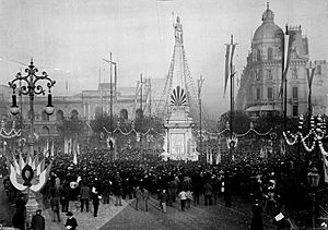 Archivo:Buenos Aires - Fiestas mayas en Plaza de Mayo en 1899