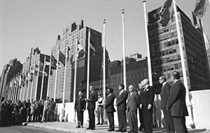 Archivo:Bundesarchiv Bild 183-M0925-306, Aufnahme der DDR in die UNO